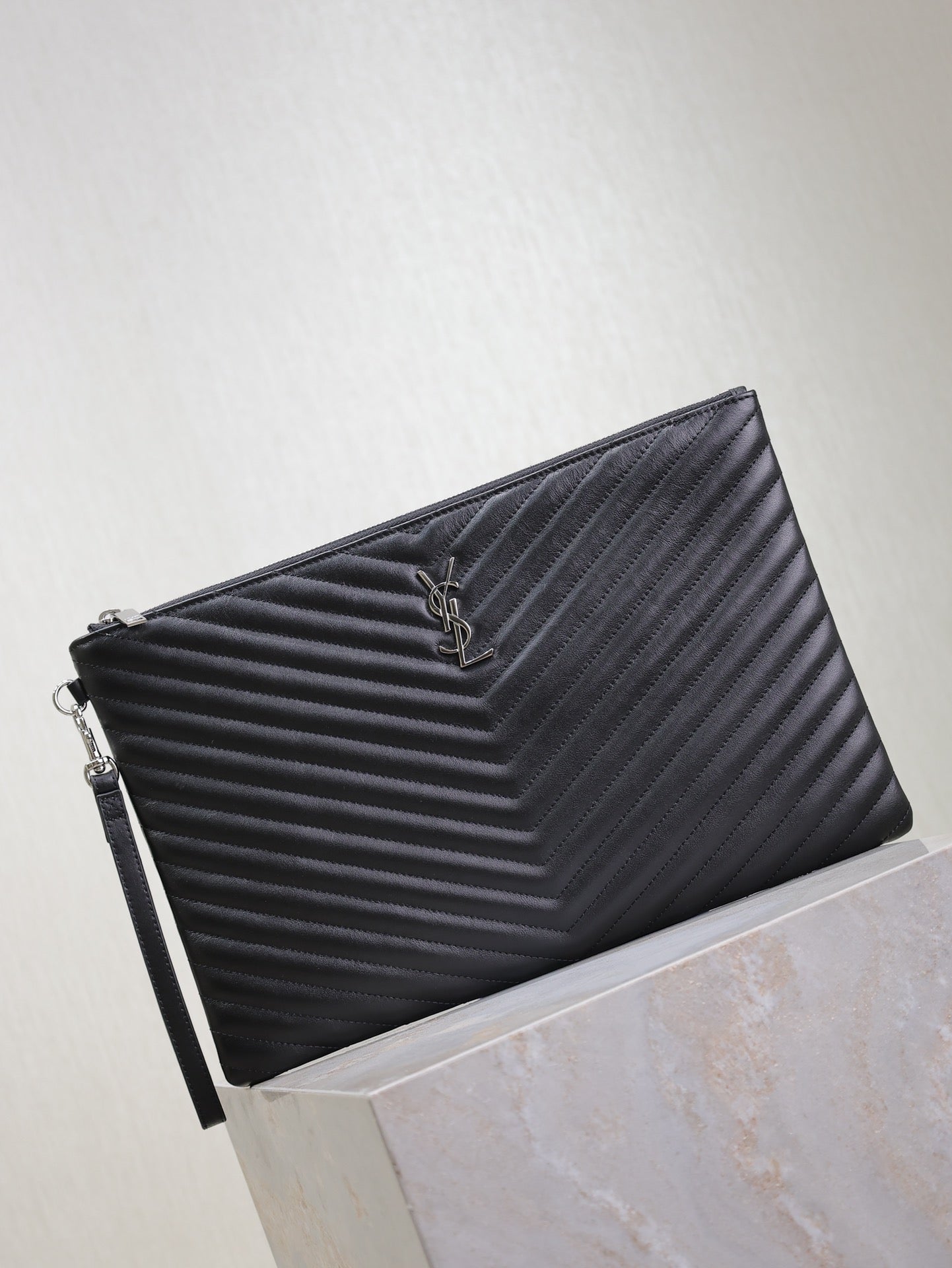 CLUTCH 36 IN BLACK QUILTED CALFSKIN SILVER BUCKLE