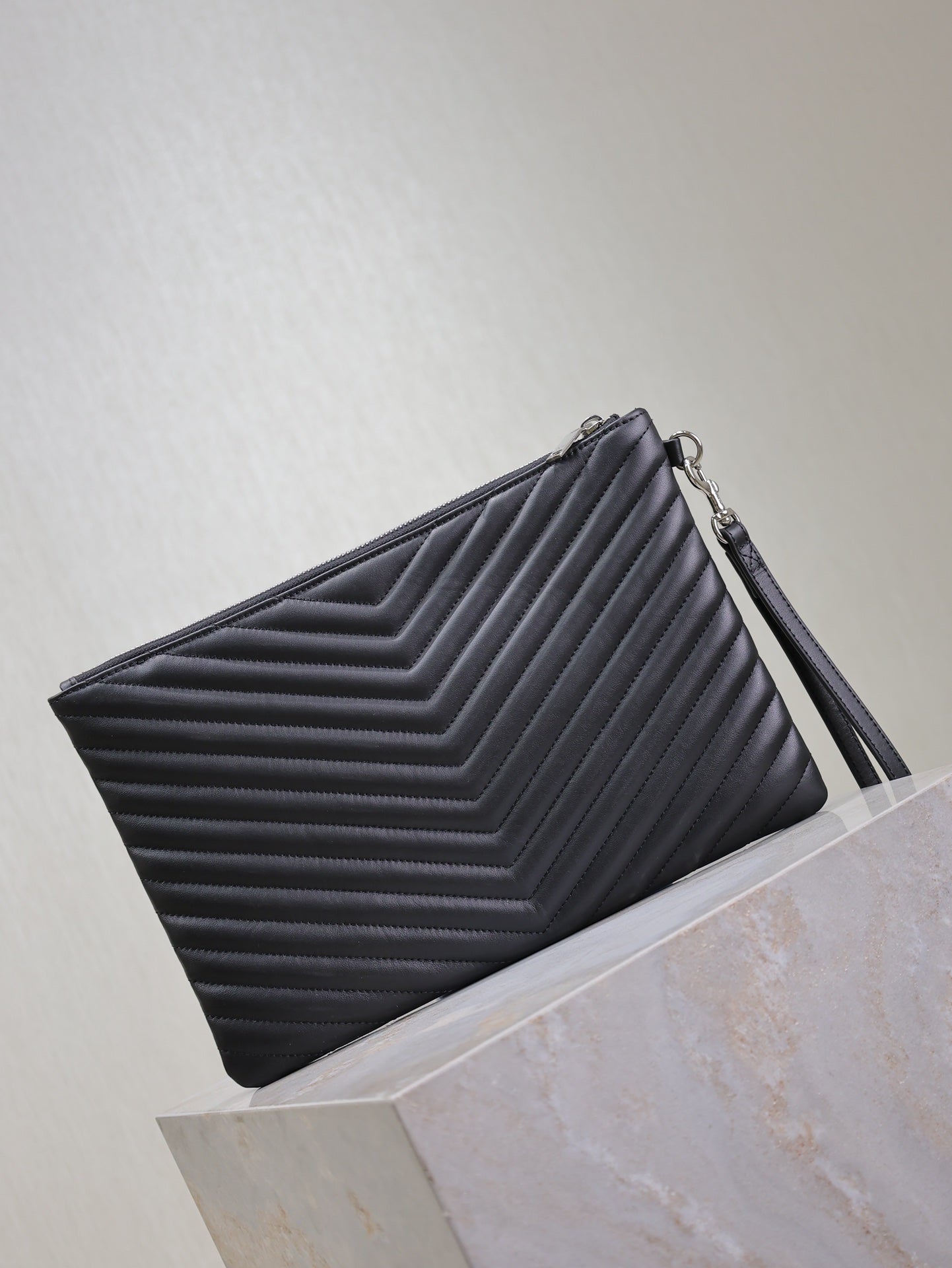 CLUTCH 30 IN BLACK QUILTED CALFSKIN SILVER BUCKLE