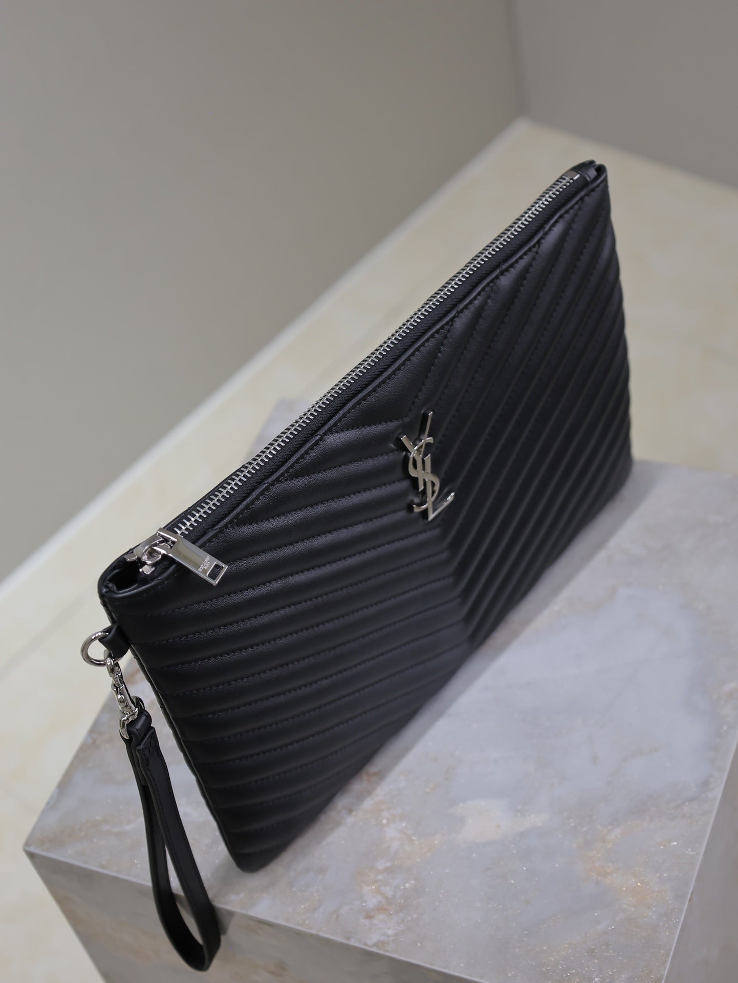 CLUTCH 30 IN BLACK QUILTED CALFSKIN SILVER BUCKLE