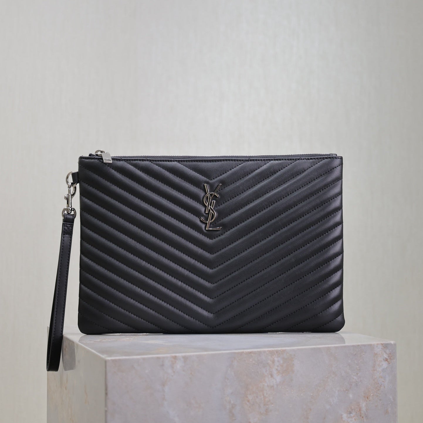 CLUTCH 30 IN BLACK QUILTED CALFSKIN SILVER BUCKLE