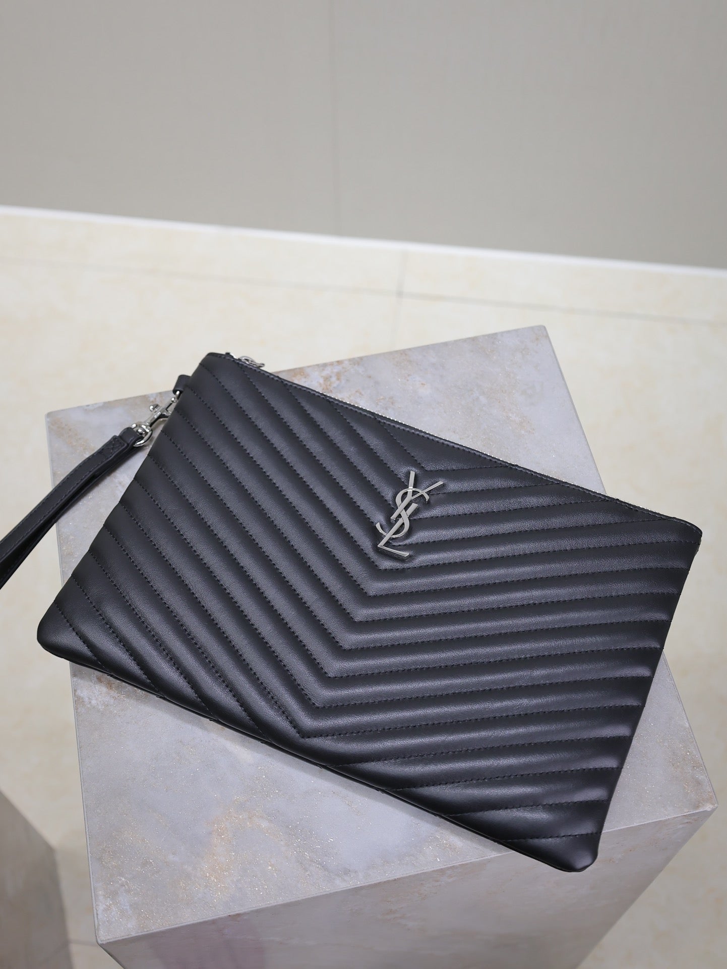 CLUTCH 30 IN BLACK QUILTED CALFSKIN SILVER BUCKLE