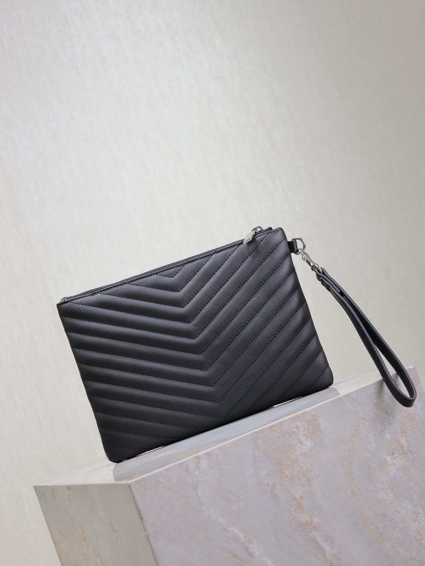 CLUTCH 24 IN BLACK QUILTED CALFSKIN SILVER BUCKLE