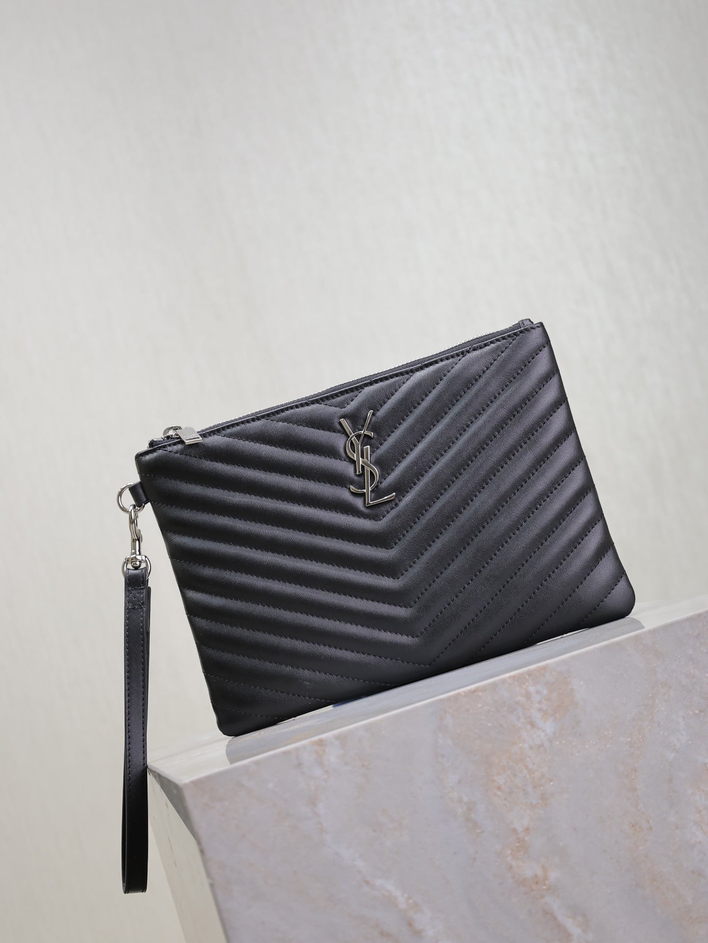 CLUTCH 24 IN BLACK QUILTED CALFSKIN SILVER BUCKLE