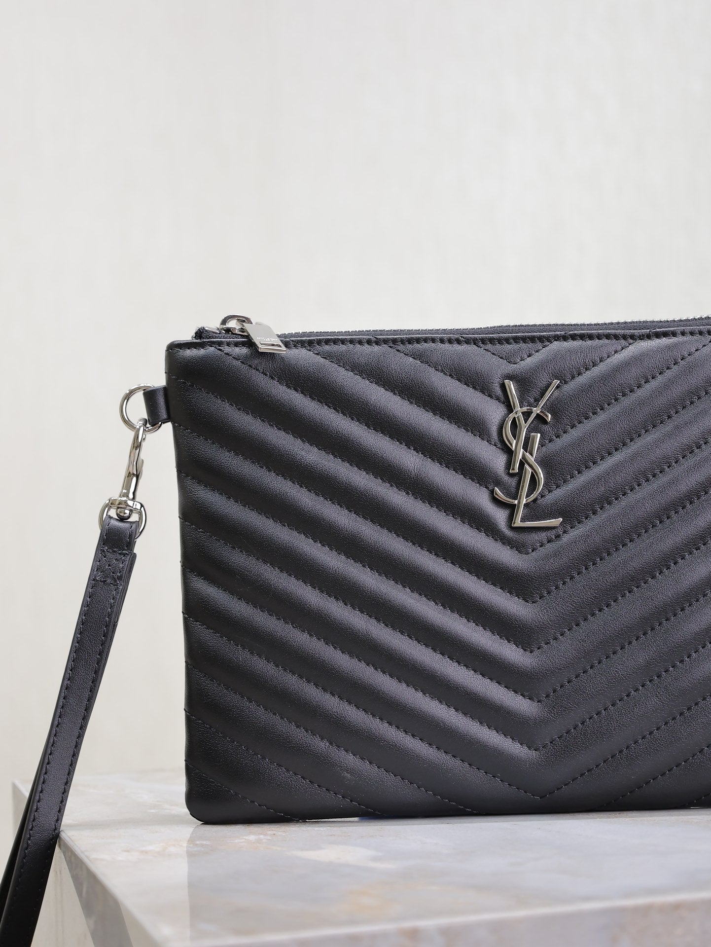 CLUTCH 24 IN BLACK QUILTED CALFSKIN SILVER BUCKLE