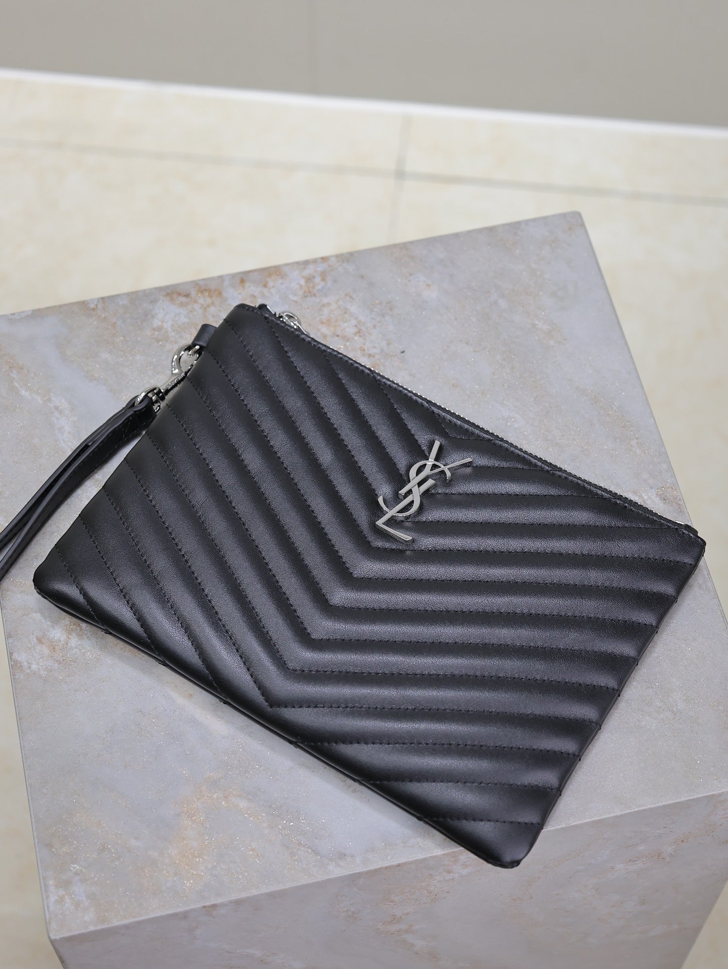 CLUTCH 24 IN BLACK QUILTED CALFSKIN SILVER BUCKLE