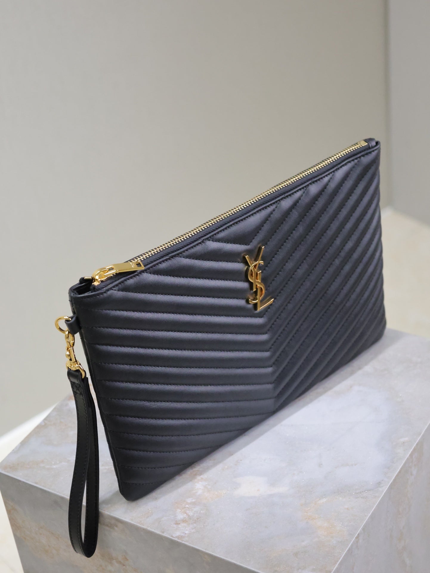 CLUTCH 30 IN BLACK QUILTED CALFSKIN GOLD BUCKLE