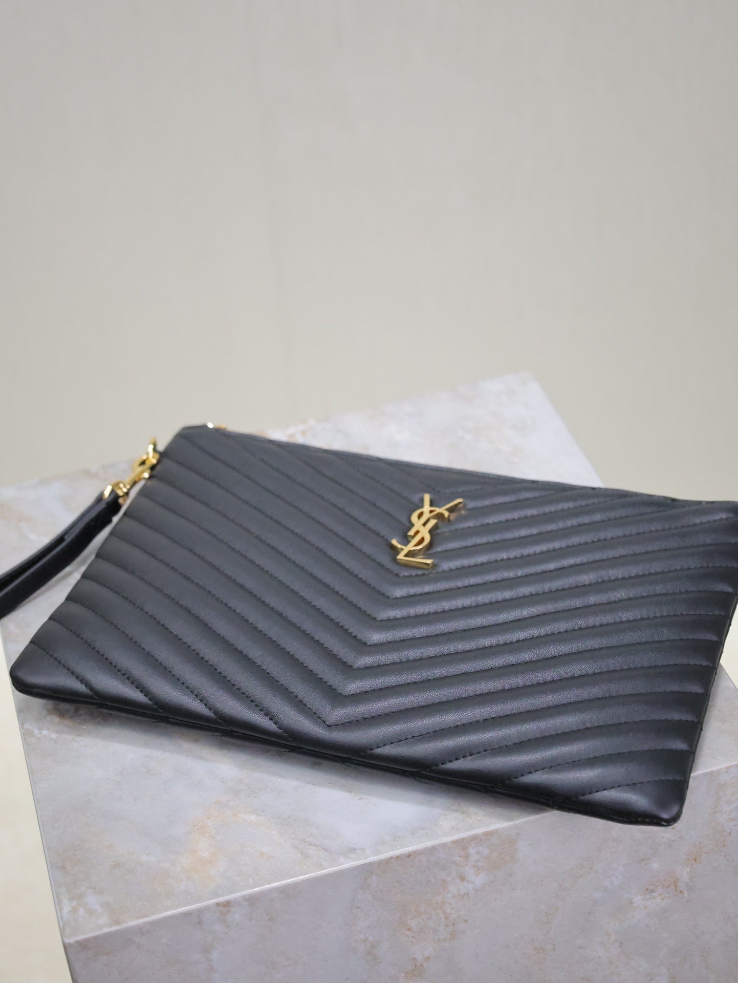 CLUTCH 30 IN BLACK QUILTED CALFSKIN GOLD BUCKLE