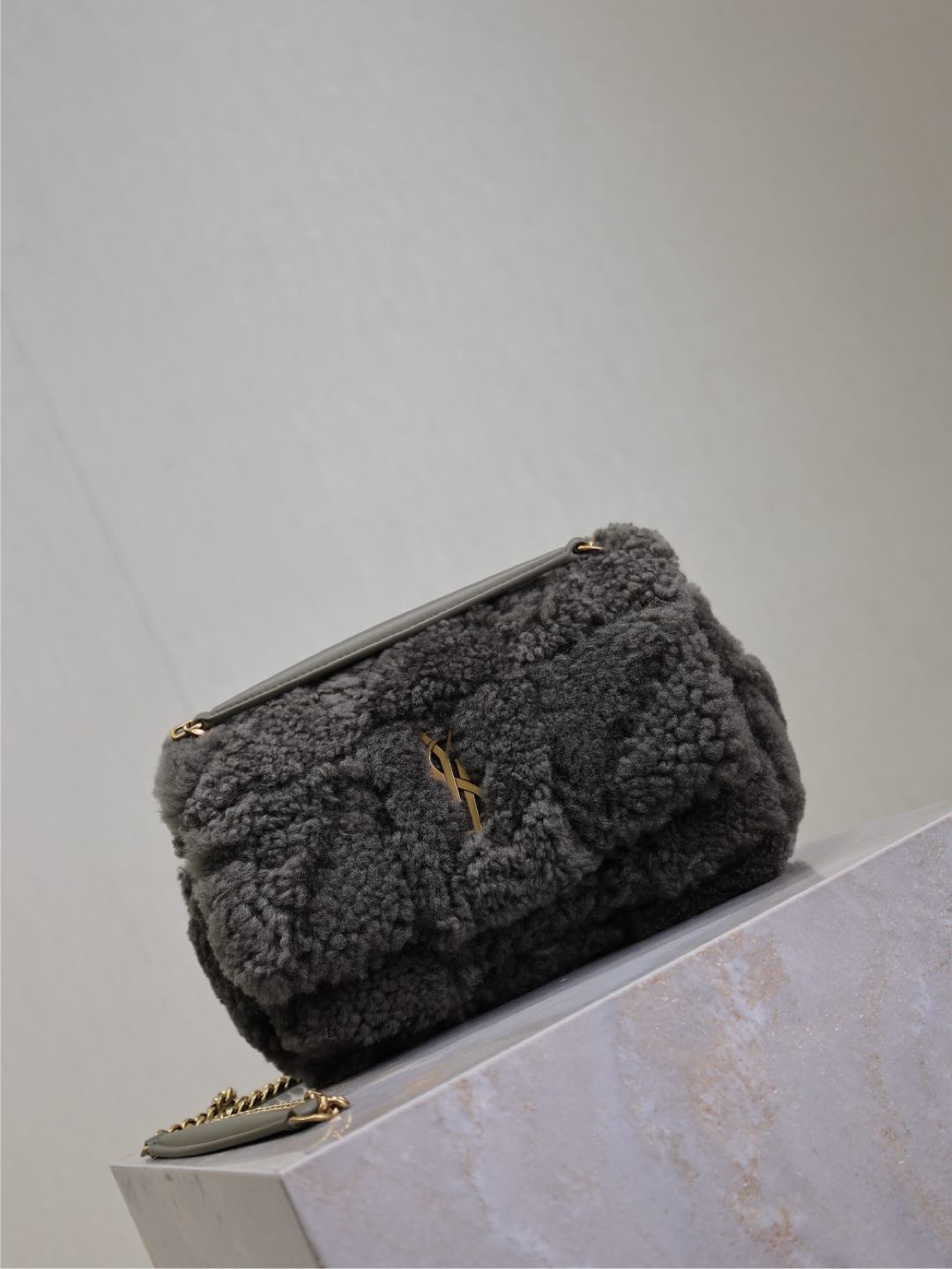 JAMIE BAG 20 IN DARK GRAY LAMB WOOL