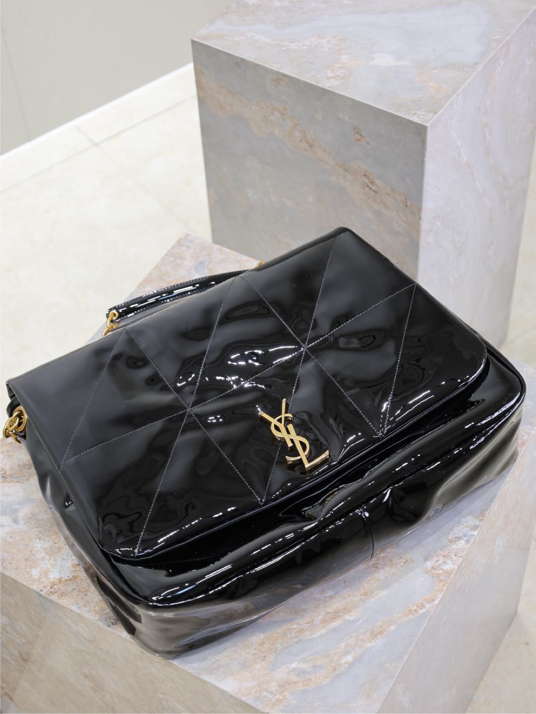 JAMIE 4.3 LARGE BAG 43 IN BLACK PATENT LAMBSKIN GOLD HARDWARE