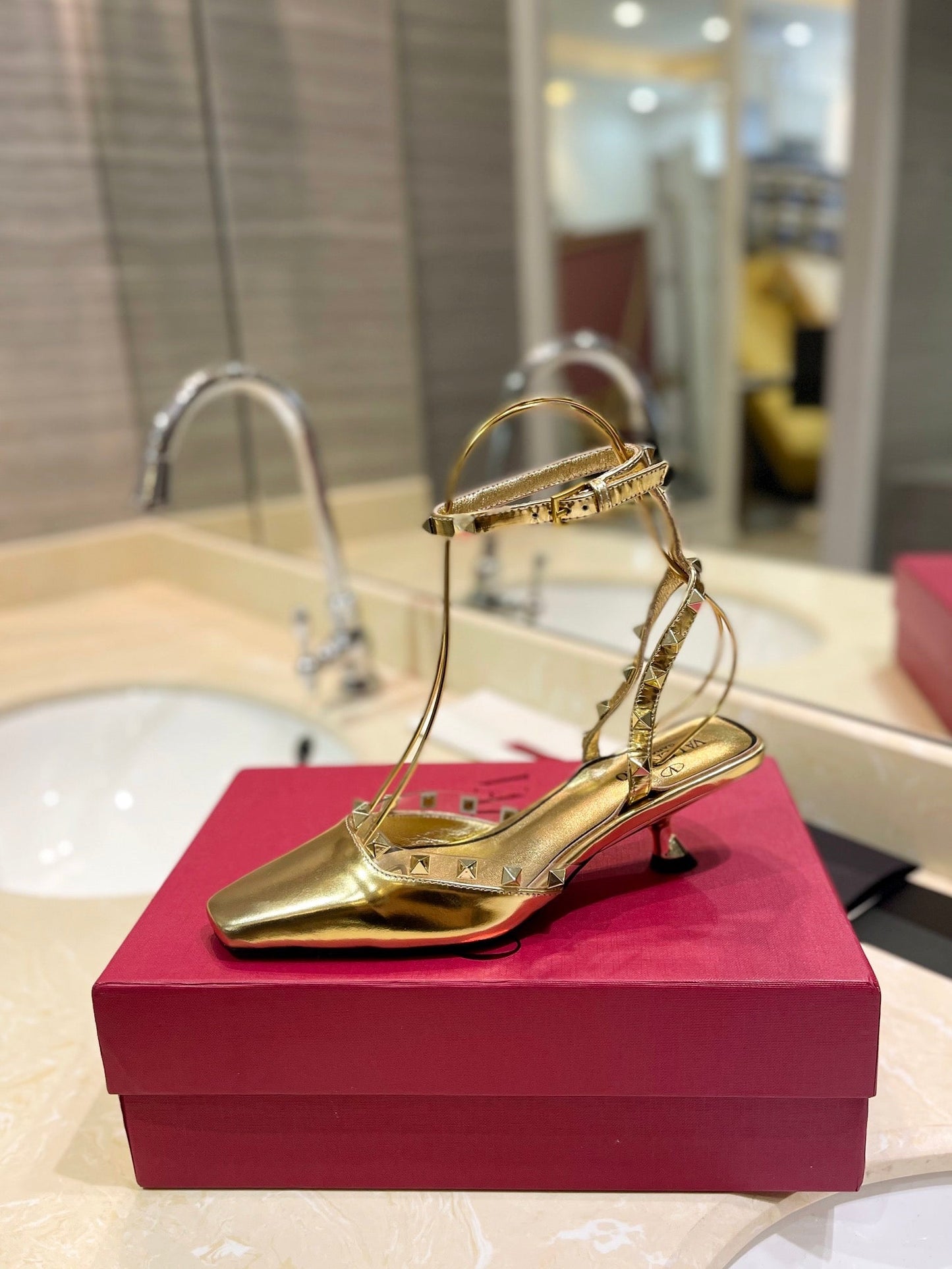 ROCKSTUD SLINGBACK IN GOLD CALFSKIN 50MM