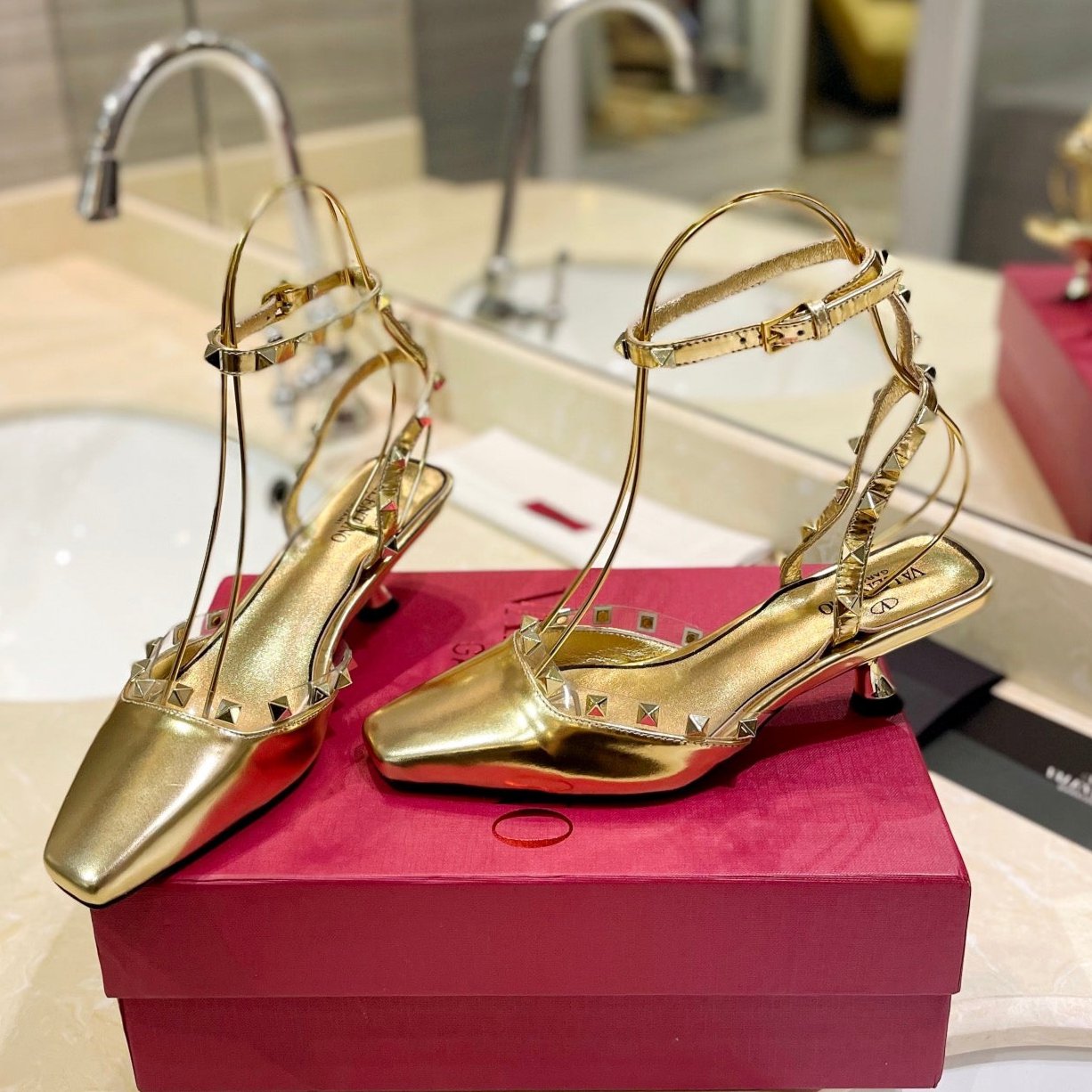 ROCKSTUD SLINGBACK IN GOLD CALFSKIN 50MM