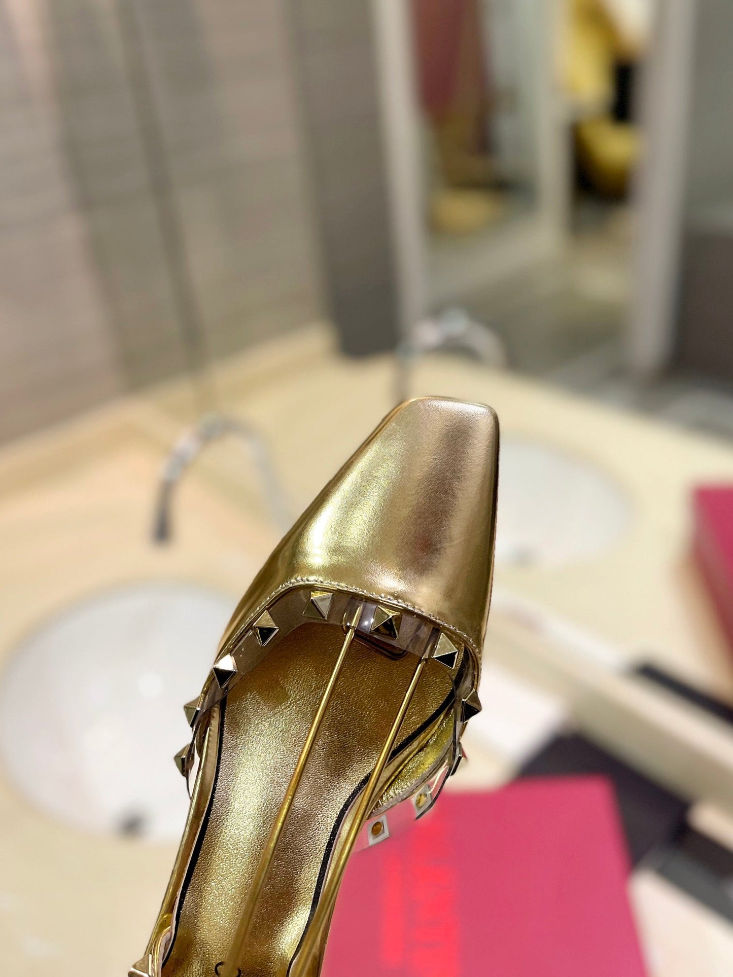 ROCKSTUD SLINGBACK IN GOLD CALFSKIN 50MM