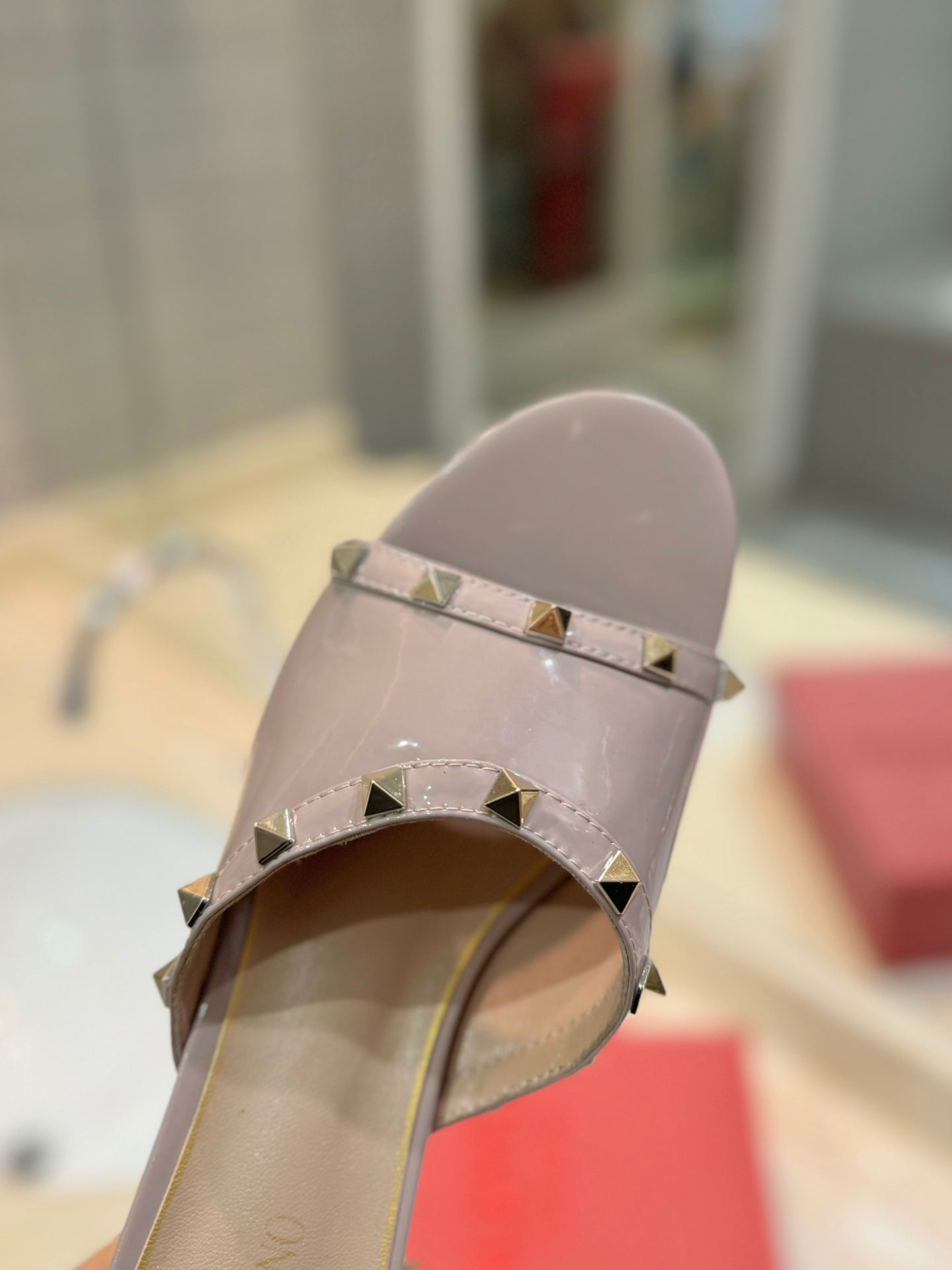 ROCKSTUD MULE SANDALS WITH TRANSPARENT HEEL IN CREPE PINK CALFSKIN