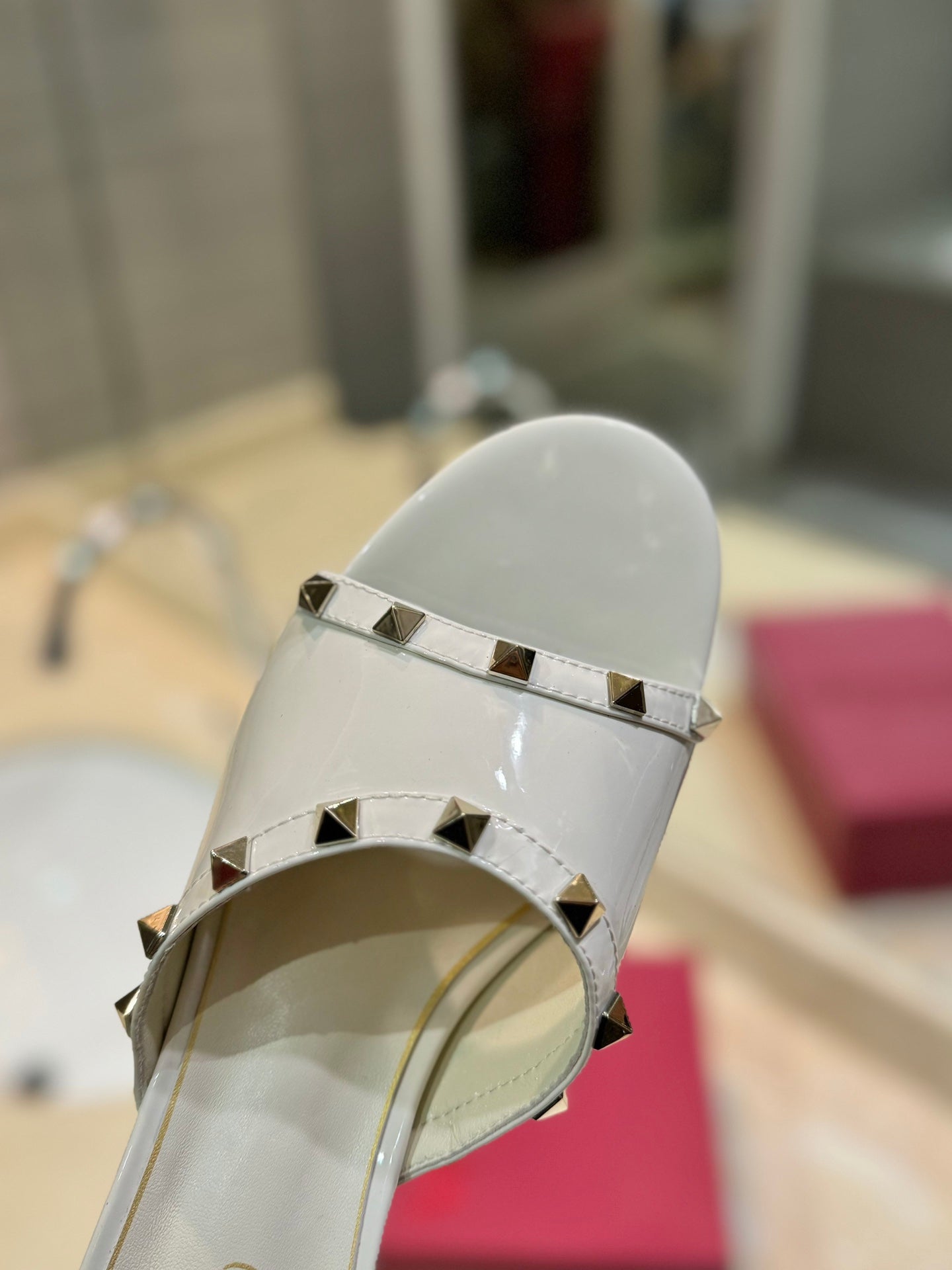 ROCKSTUD MULE SANDALS WITH TRANSPARENT HEEL IN WHITE CALFSKIN