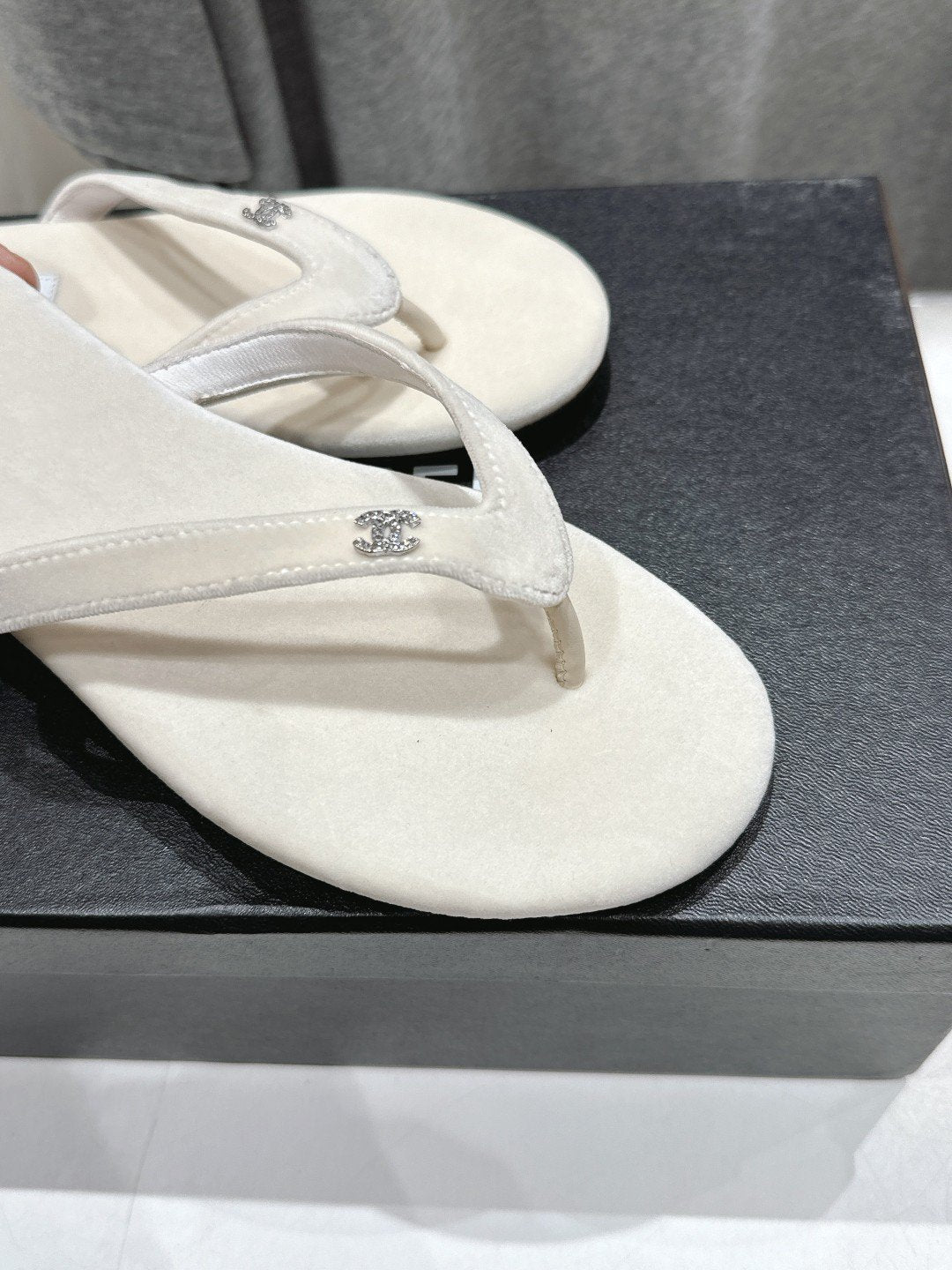 cc thong sandal cream velvet