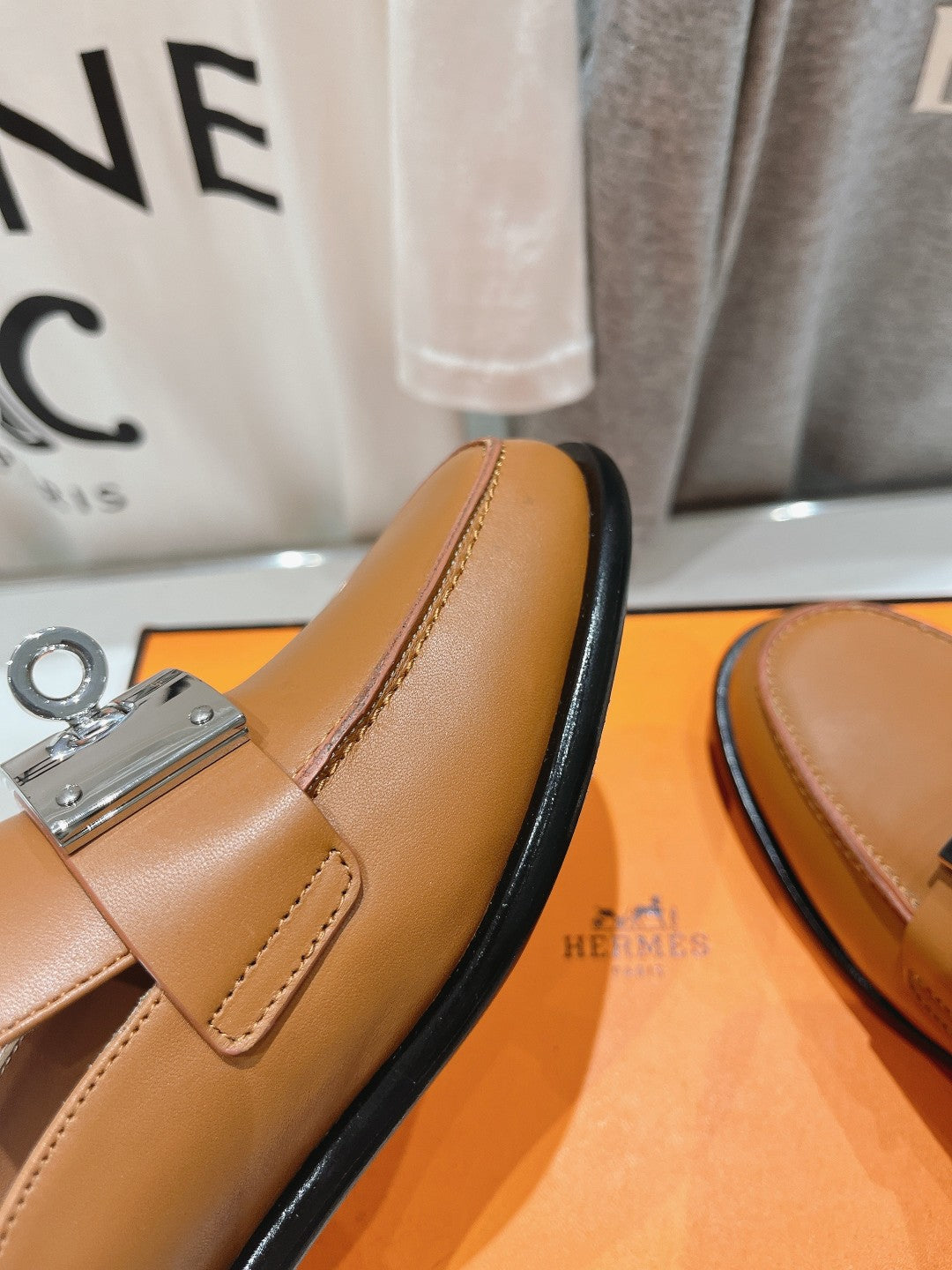 IOTA MULE CARAMEL CALFSKIN