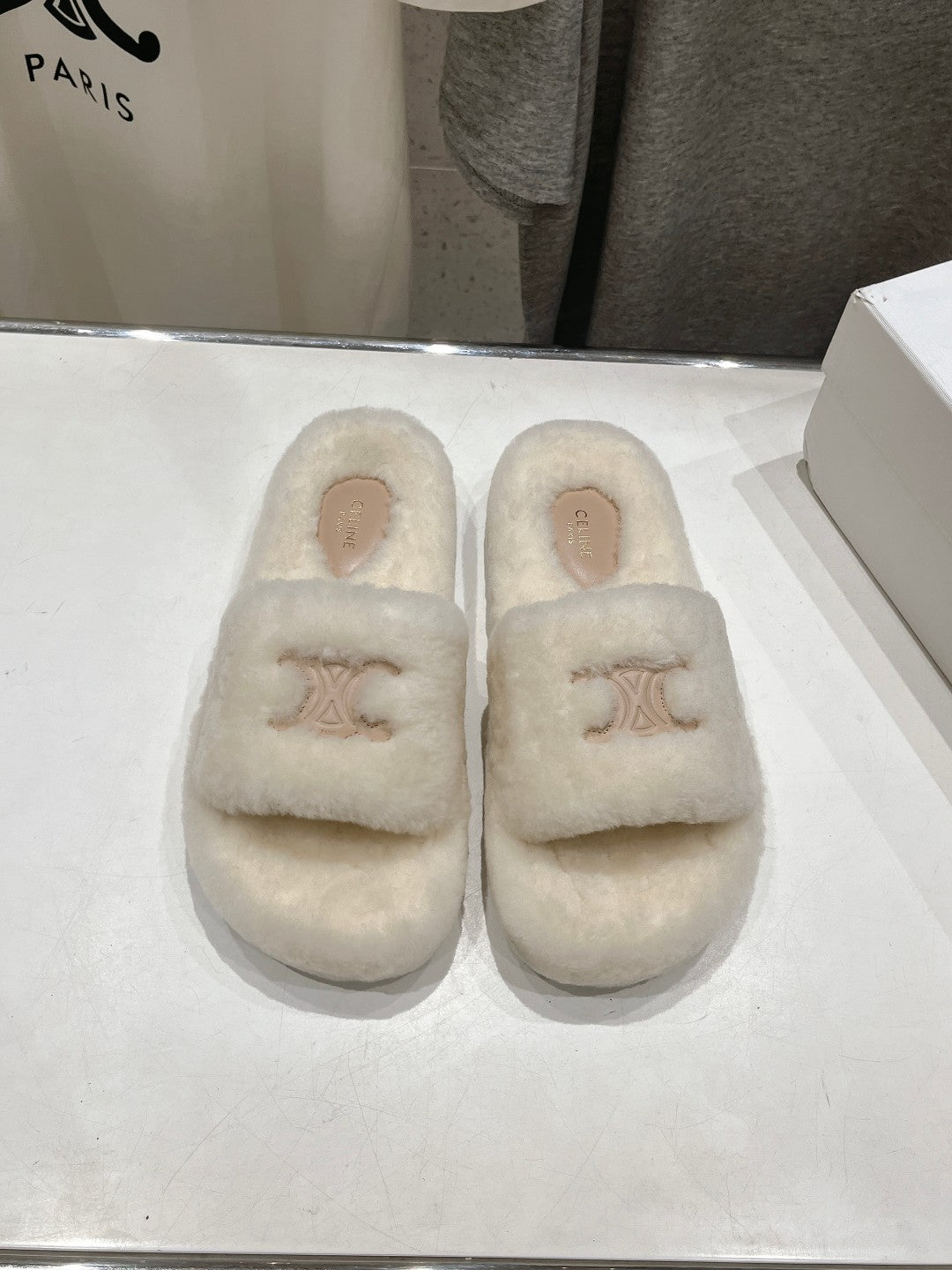 THICK-SOLED SLIPPER IN WHITE LAMB FUR