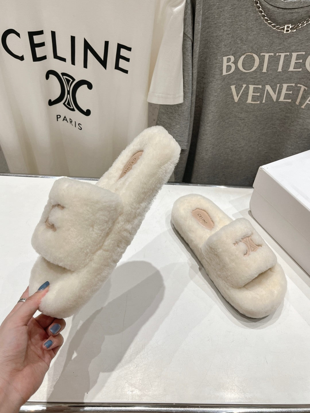 THICK-SOLED SLIPPER IN WHITE LAMB FUR