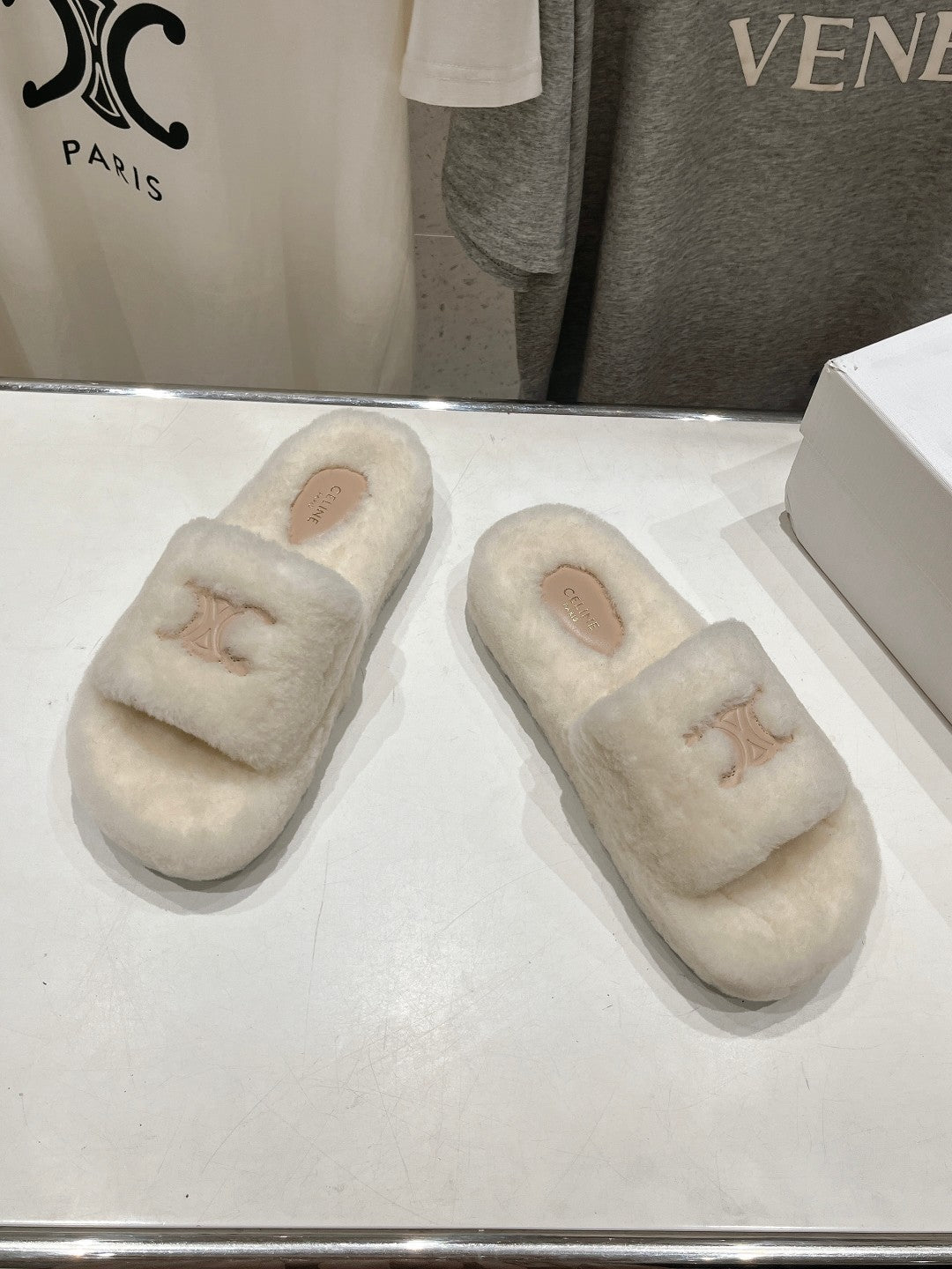 THICK-SOLED SLIPPER IN WHITE LAMB FUR