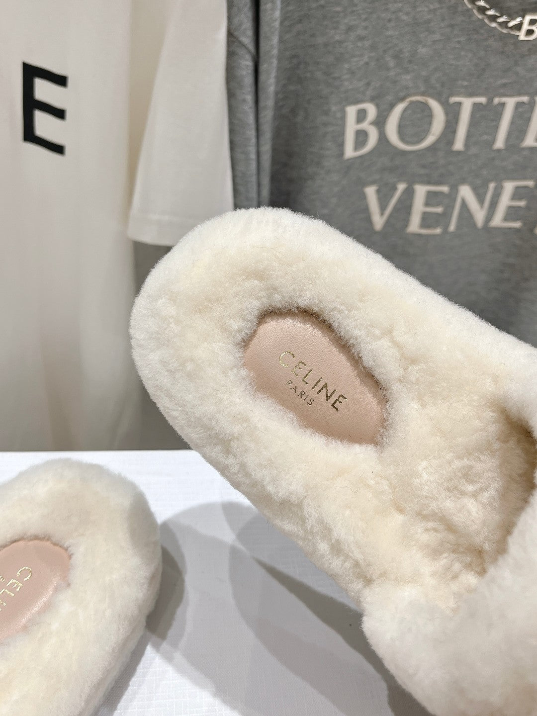 THICK-SOLED SLIPPER IN WHITE LAMB FUR