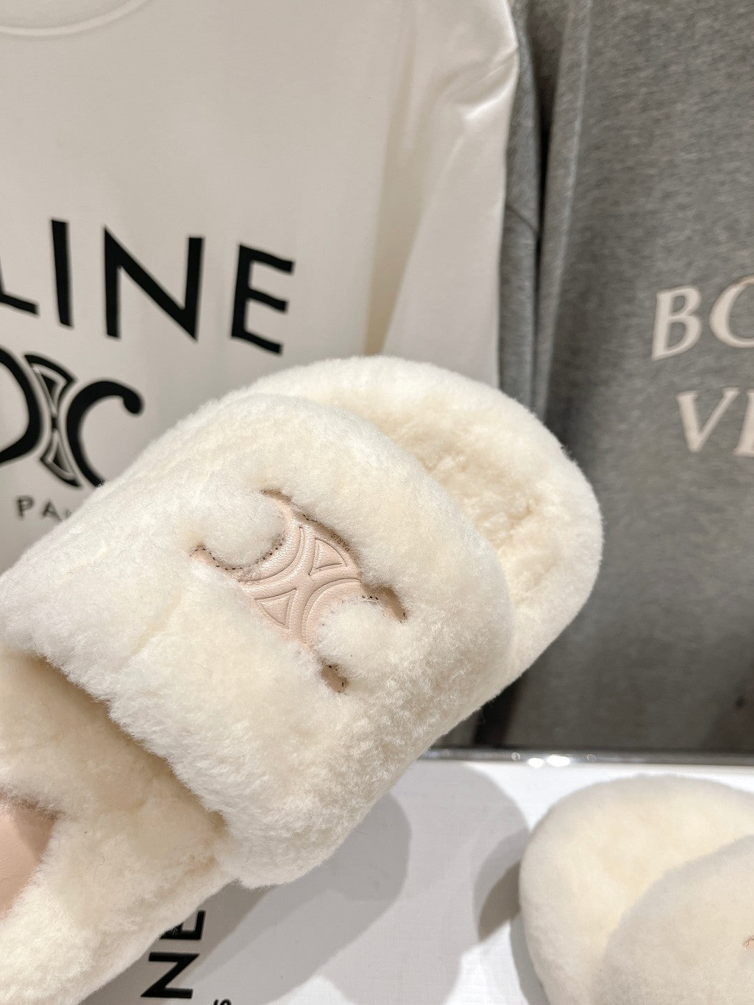 THICK-SOLED SLIPPER IN WHITE LAMB FUR