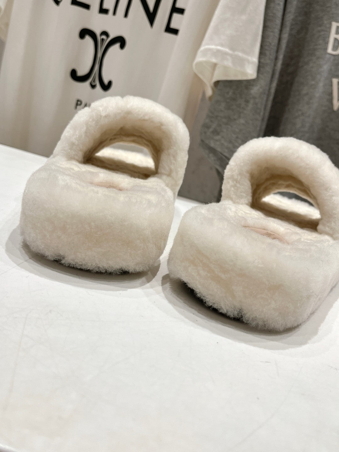 THICK-SOLED SLIPPER IN WHITE LAMB FUR