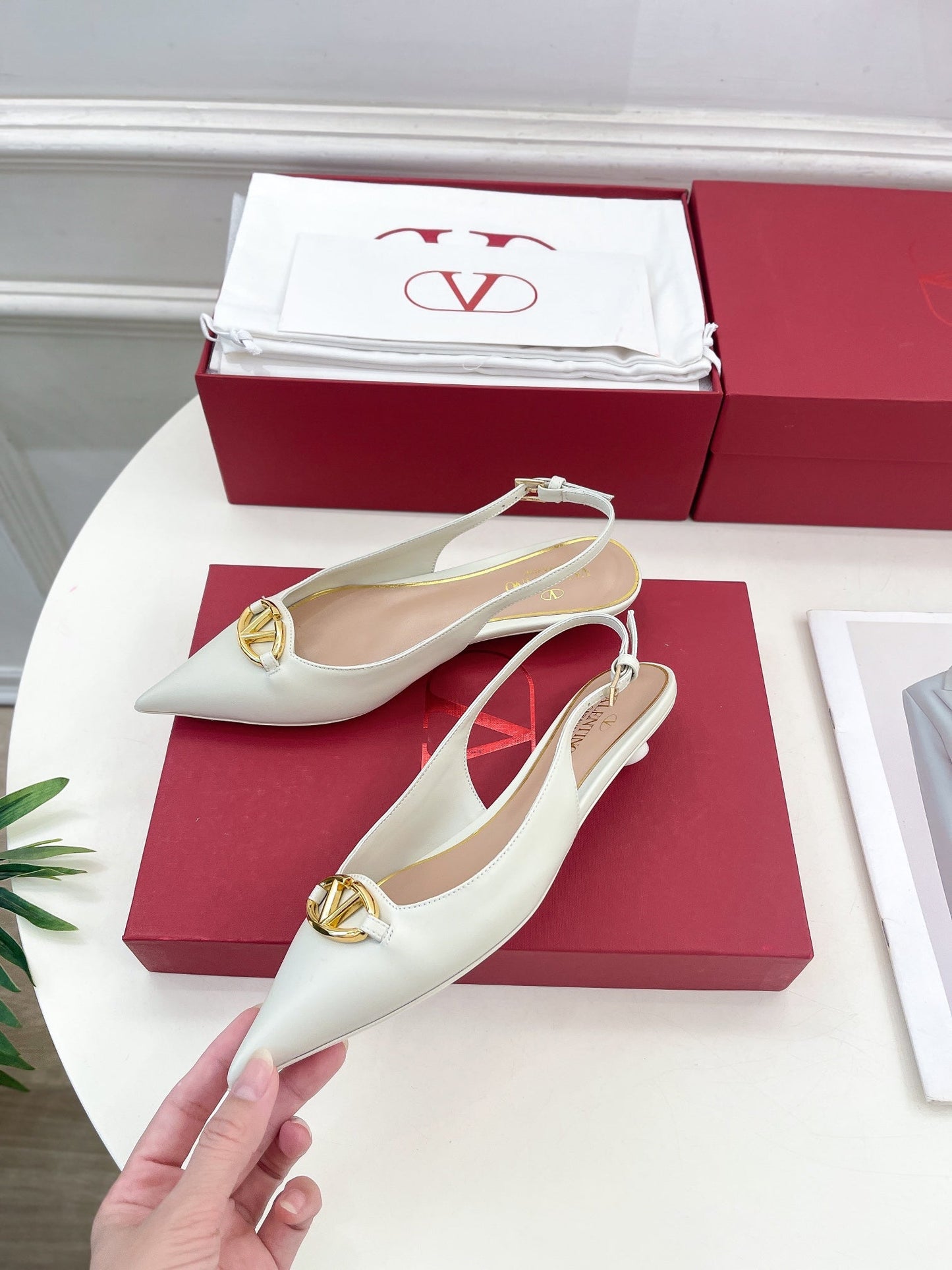 The Bold Edition Vlogo Slingback Flat 20 White Calfskin