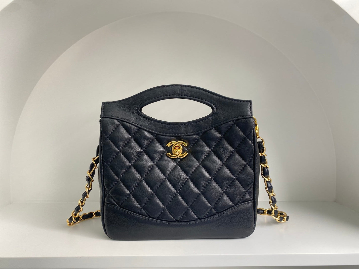 cc 22 hobo 35cm black quilted calfskin gold hardware