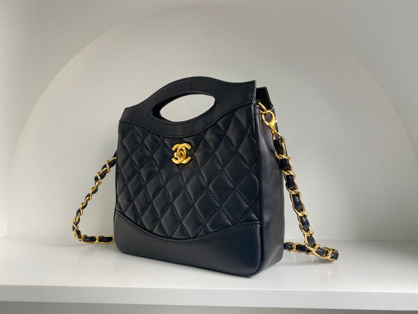 cc 22 hobo 35cm black quilted calfskin gold hardware