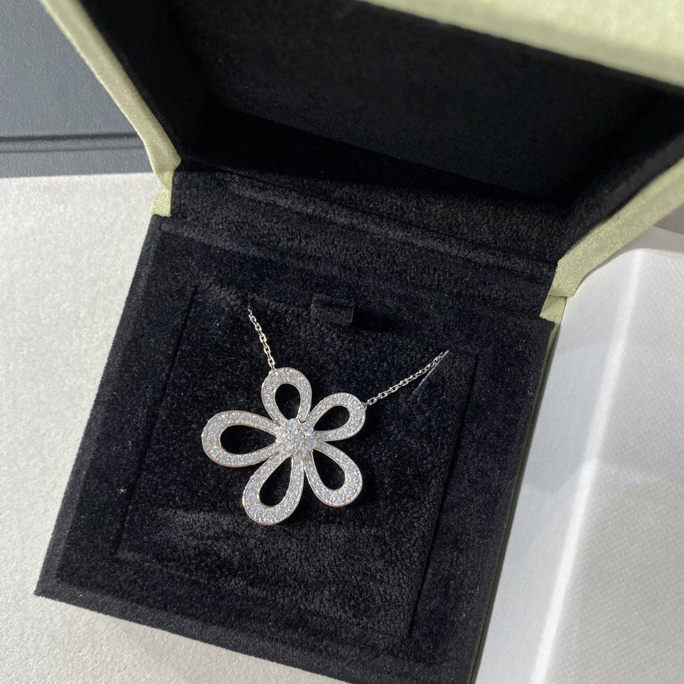 LACE FLOWER SILVER PENDANT DIAMOND NECKLACE