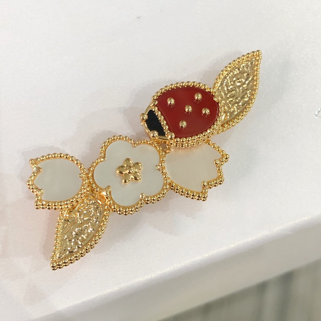 LUCKY SPRING GOLD BROOCH