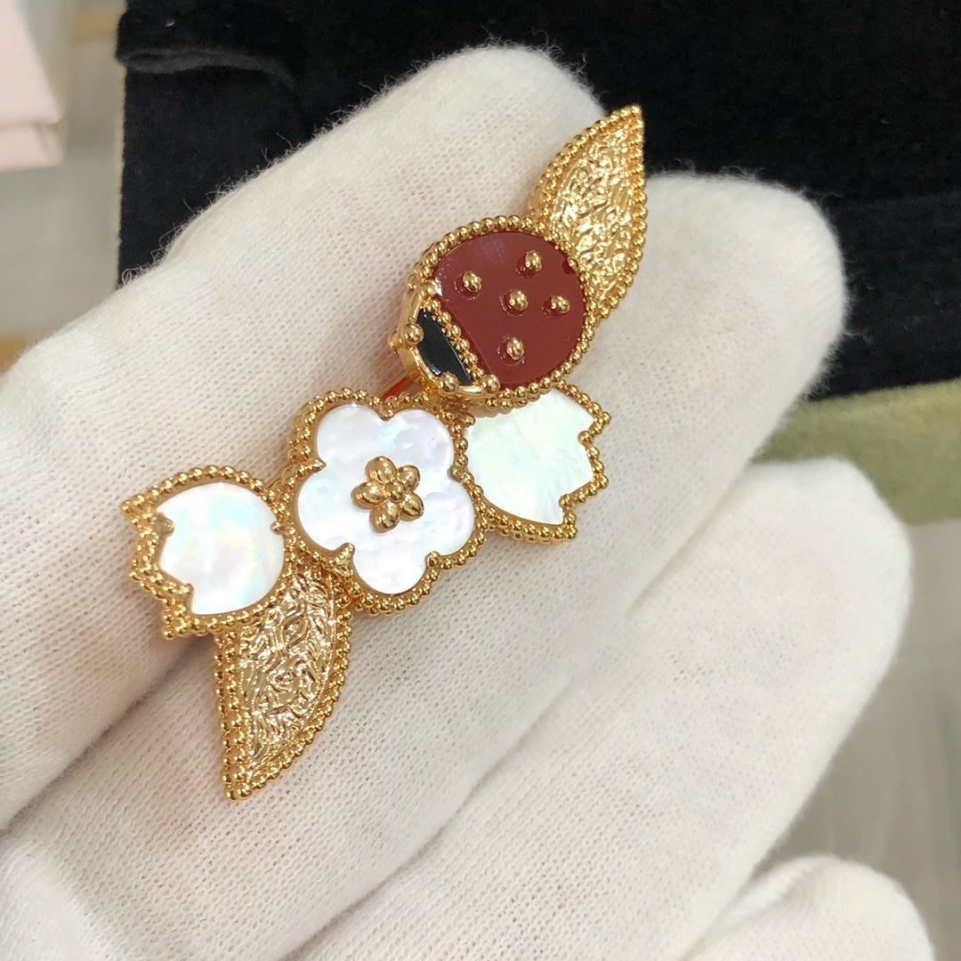 LUCKY SPRING GOLD BROOCH