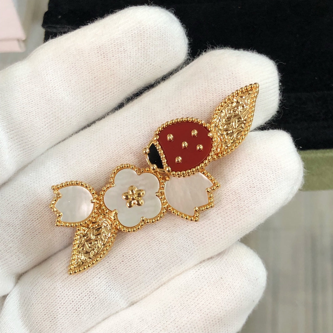 LUCKY SPRING GOLD BROOCH