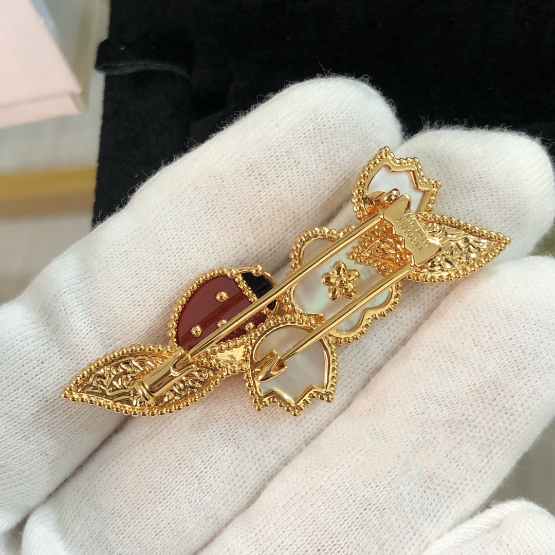 LUCKY SPRING GOLD BROOCH