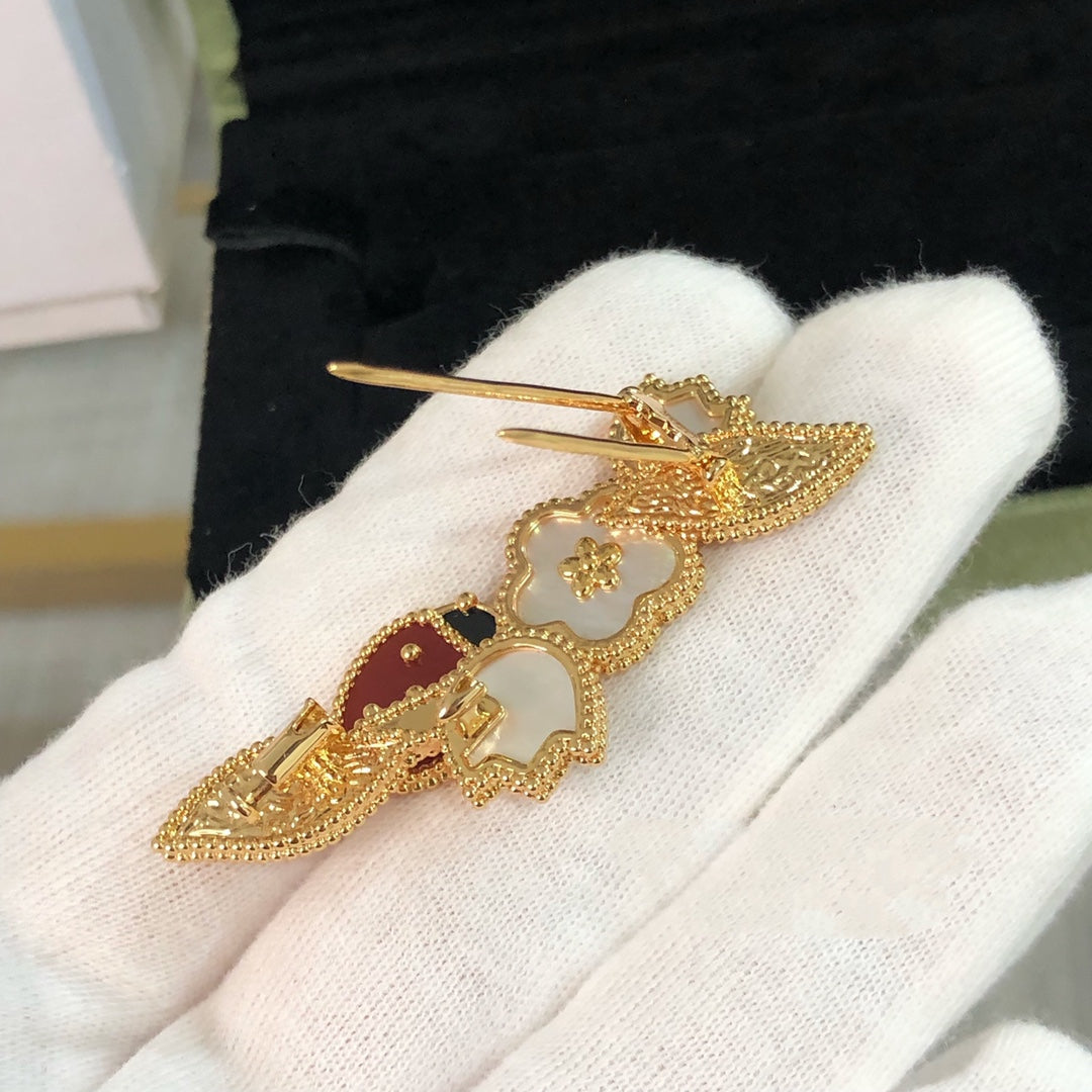 LUCKY SPRING GOLD BROOCH