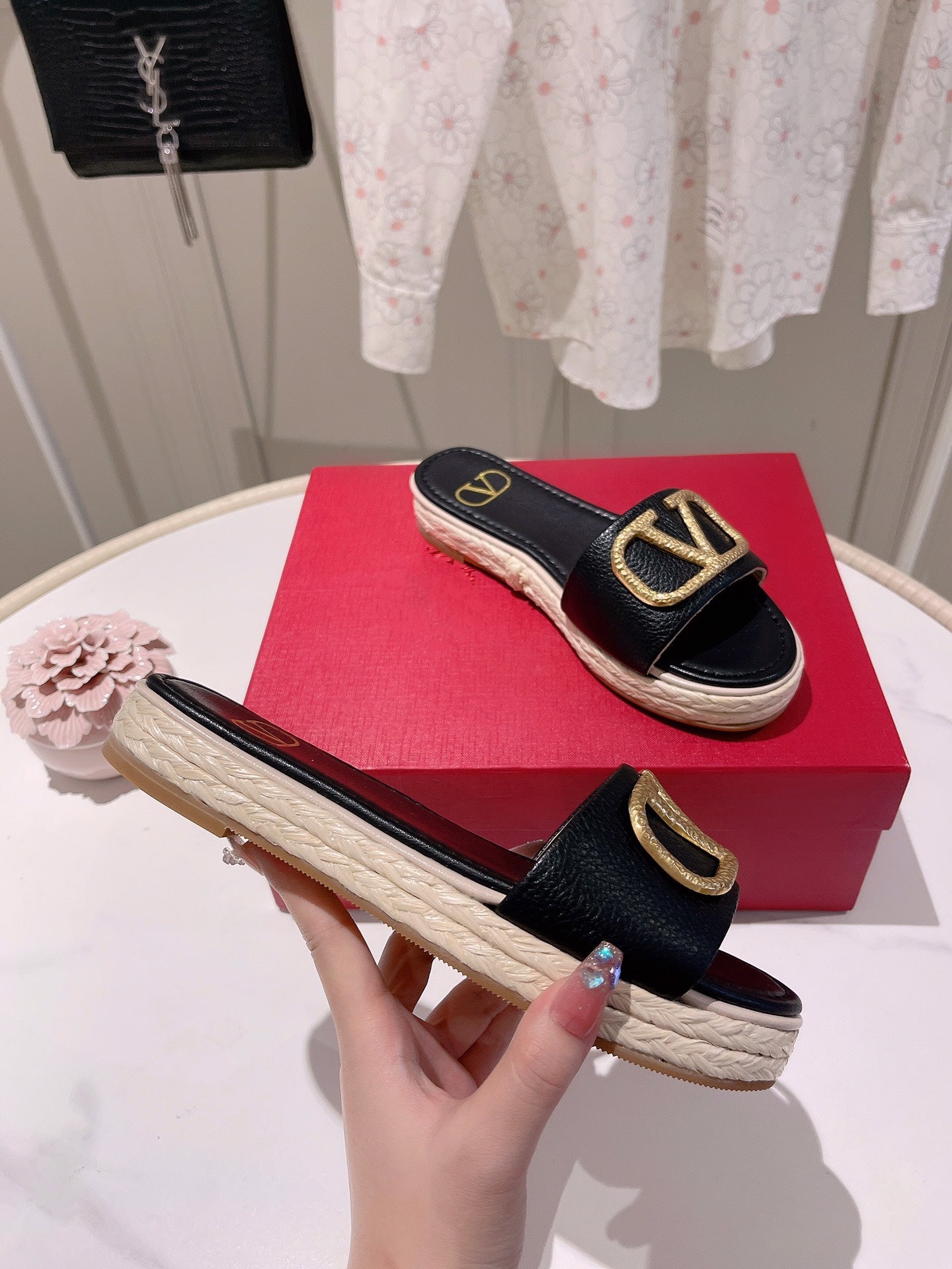 Vlogo Slippers Black