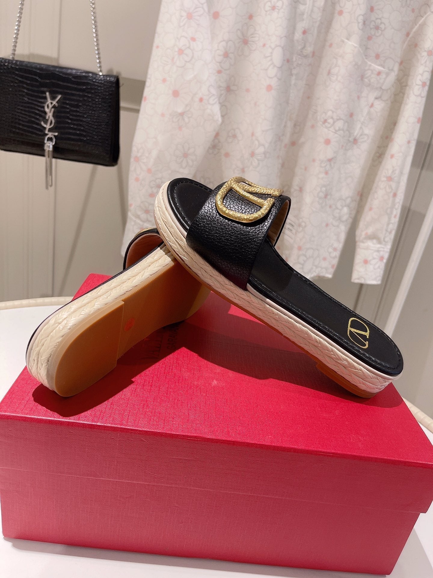 Vlogo Slippers Black