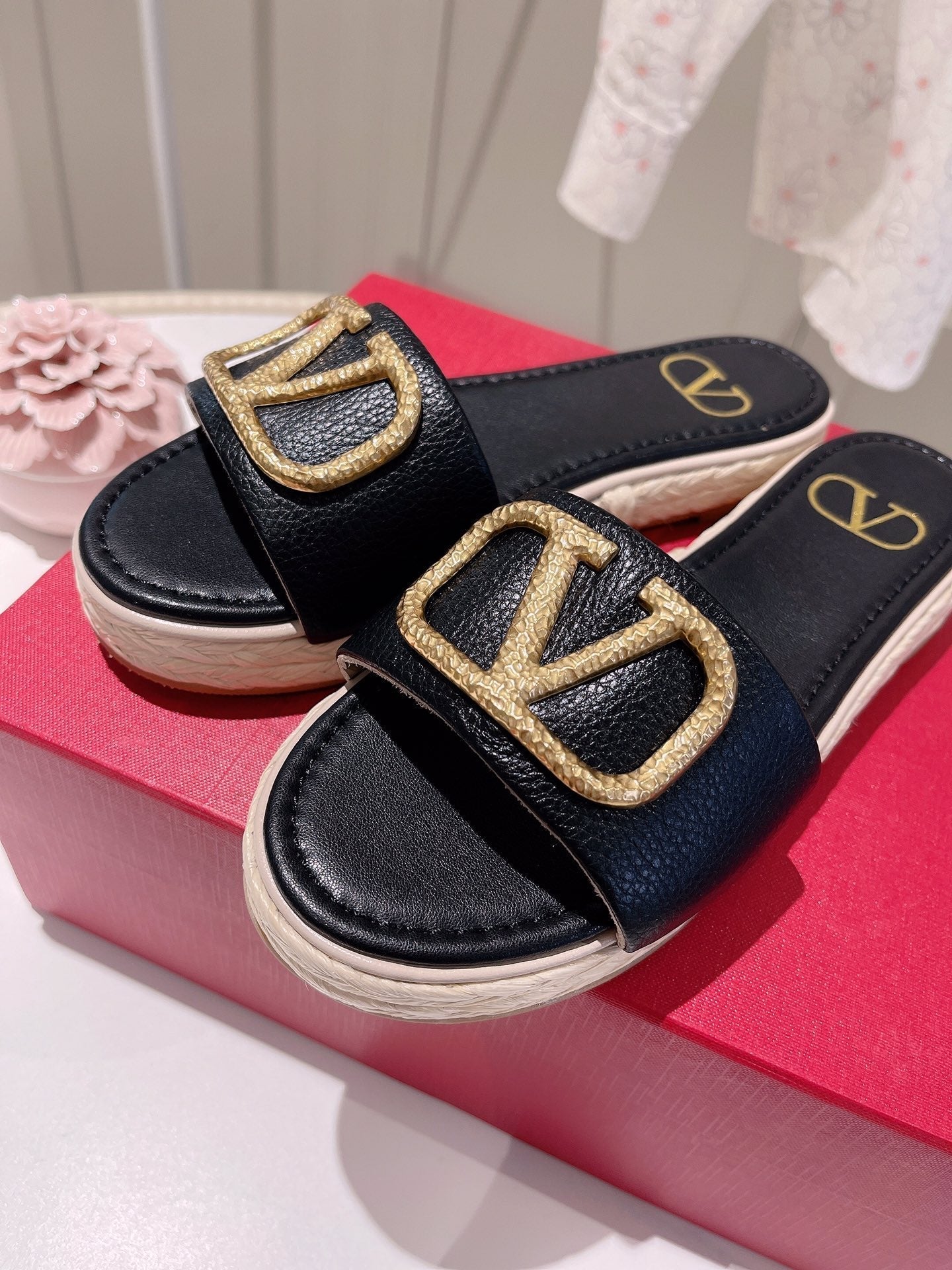 Vlogo Slippers Black