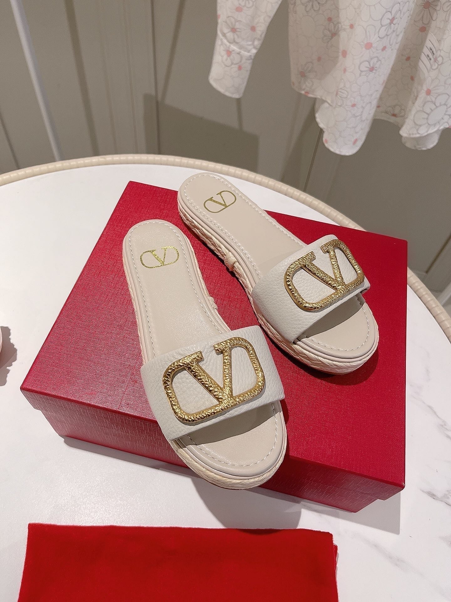 Vlogo Slippers White