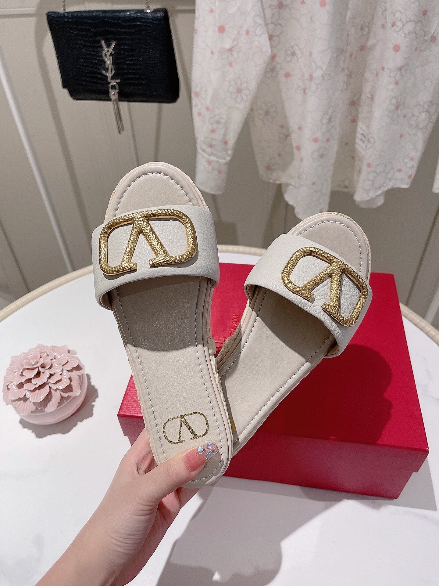 Vlogo Slippers White