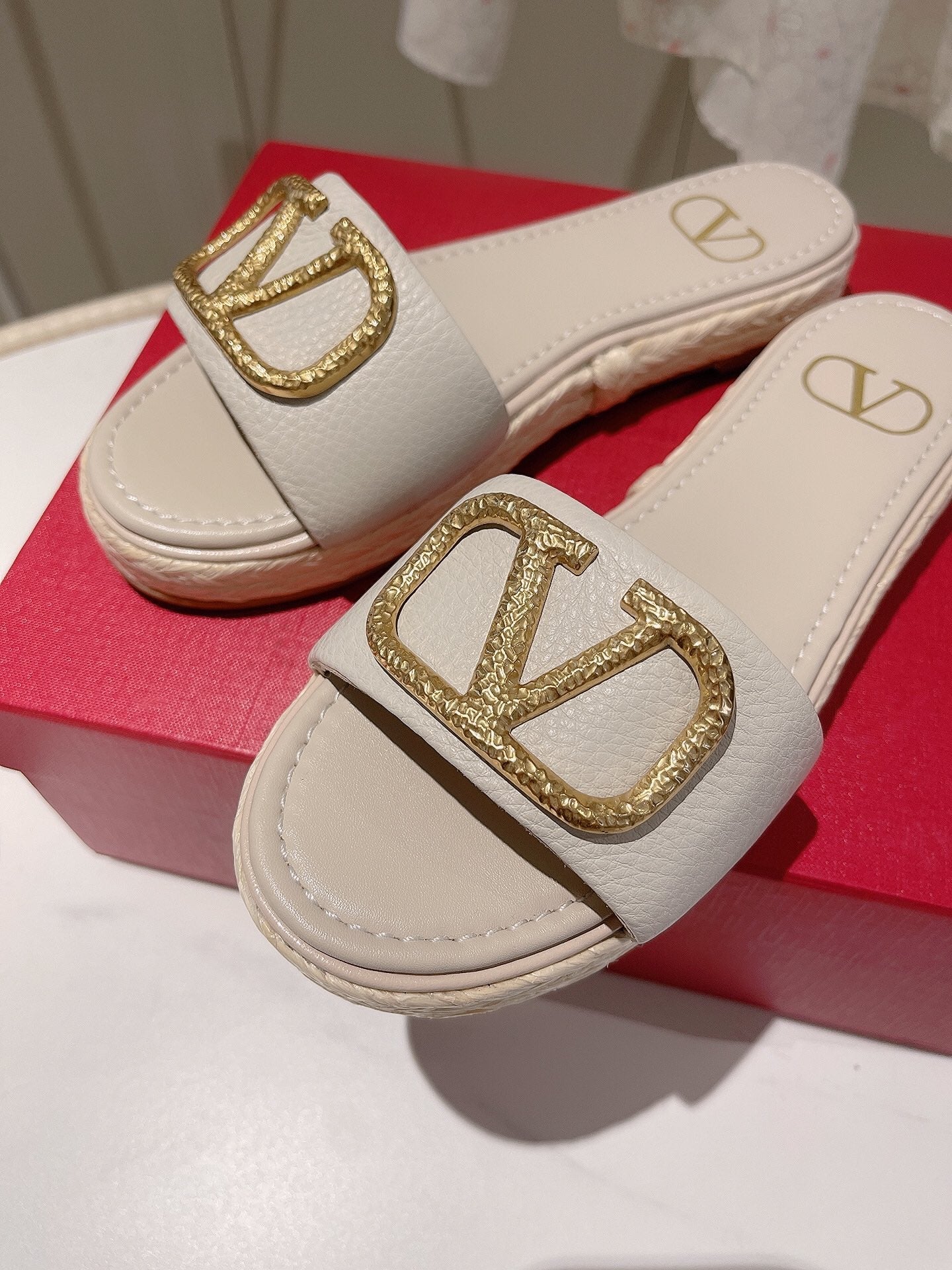 Vlogo Slippers White