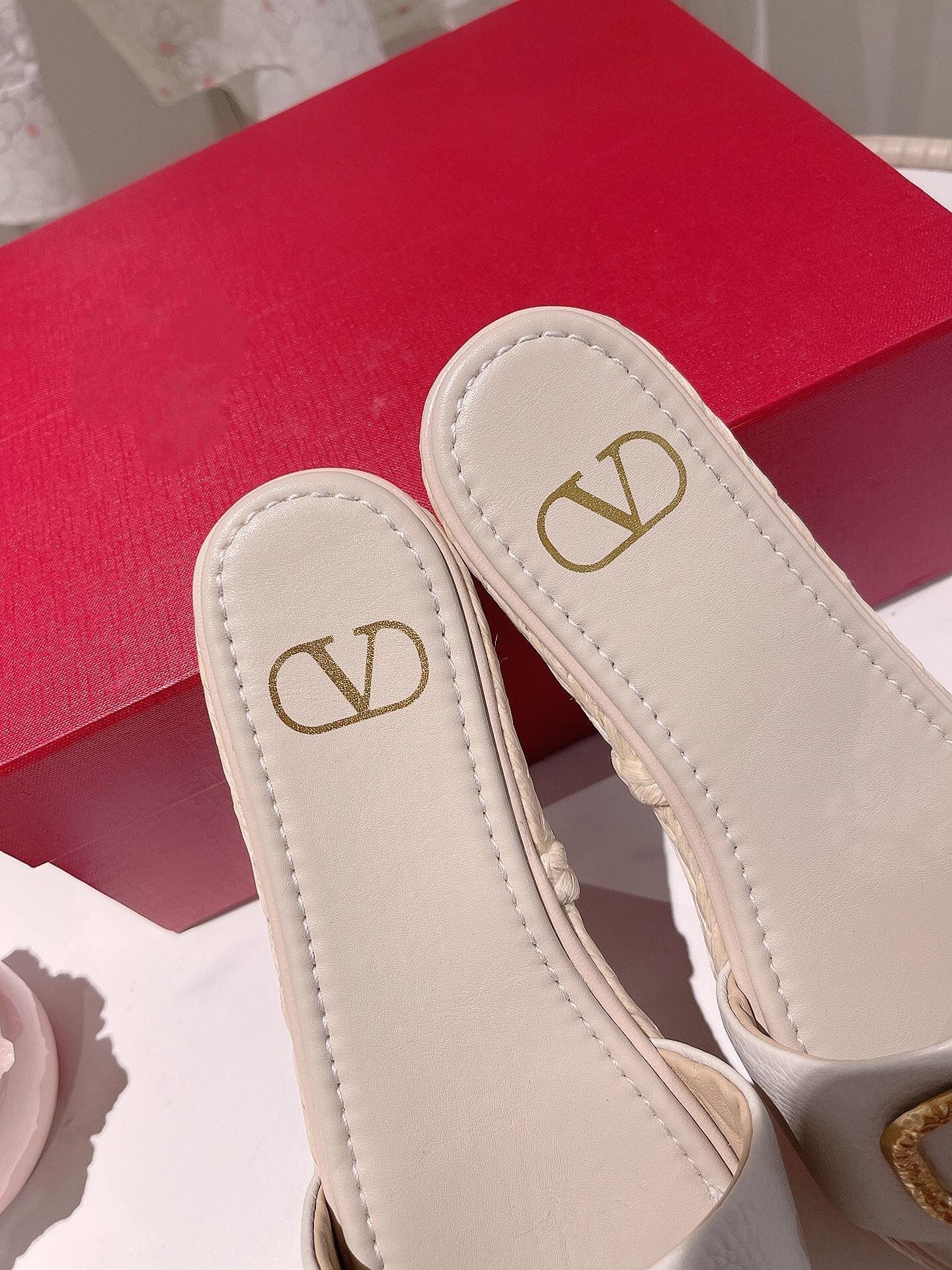 Vlogo Slippers White