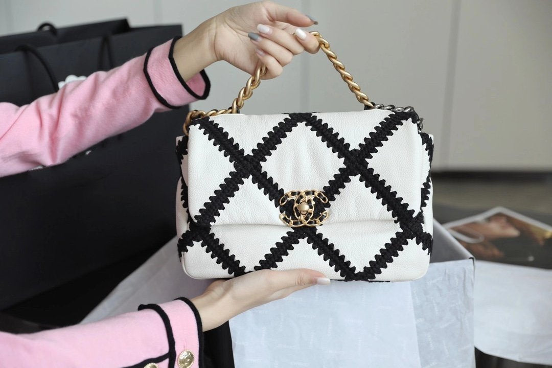 19 FLAP BAG 26 WHITE BLACK CALFSKIN