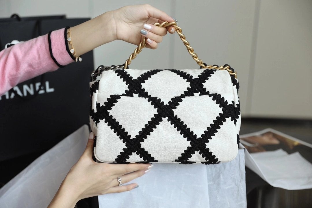 19 FLAP BAG 26 WHITE BLACK CALFSKIN